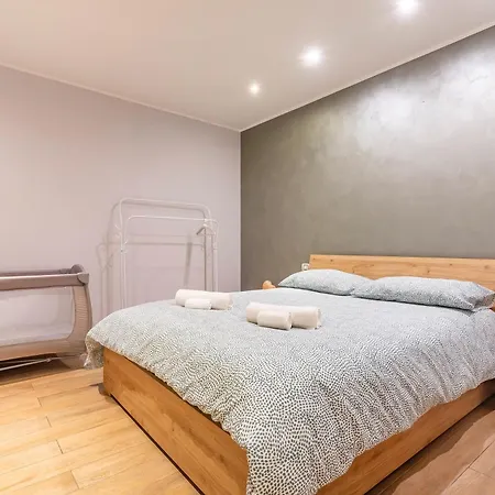 Levante In The Centre Of - Happy