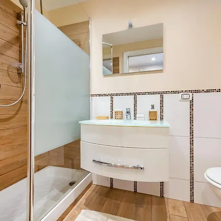 Levante In The Centre Of - Happy *